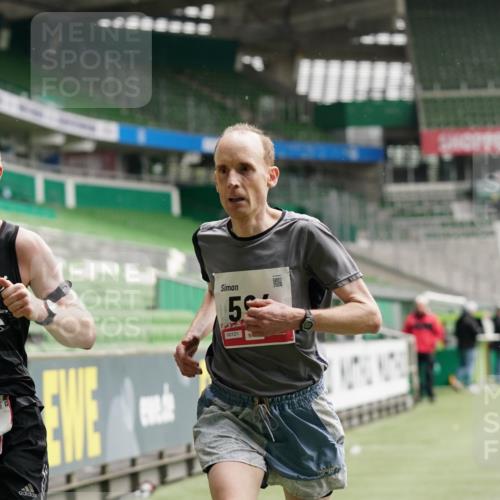 05.10.2025 - 20. swb-Marathon Bremen Michael Burmester http://msf.ph/oto/9323702 05.10.2025 12:06:31 Laufen im Stadion 282, 485, 594, 680, 1233, 1628 meine-sportfotos.de