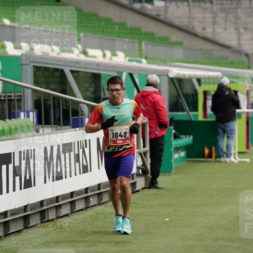05.10.2025 - 20. swb-Marathon Bremen Michael Burmester http://msf.ph/oto/9323704 05.10.2025 12:08:17 Laufen im Stadion 1648 meine-sportfotos.de