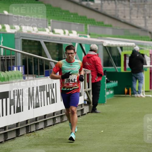 05.10.2025 - 20. swb-Marathon Bremen Michael Burmester http://msf.ph/oto/9323706 05.10.2025 12:08:17 Laufen im Stadion 1648 meine-sportfotos.de