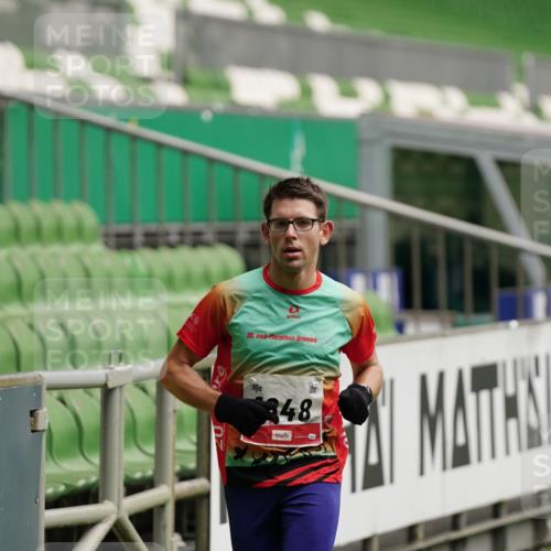 05.10.2025 - 20. swb-Marathon Bremen Michael Burmester http://msf.ph/oto/9323710 05.10.2025 12:08:19 Laufen im Stadion 1357, 1648 meine-sportfotos.de