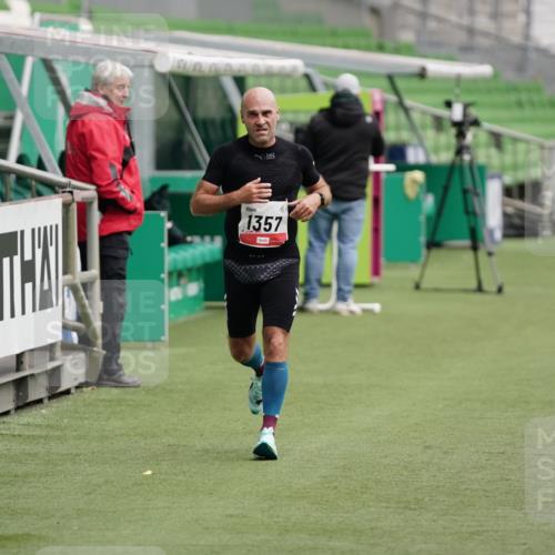05.10.2025 - 20. swb-Marathon Bremen Michael Burmester http://msf.ph/oto/9323712 05.10.2025 12:08:26 Laufen im Stadion 1357, 1648 meine-sportfotos.de