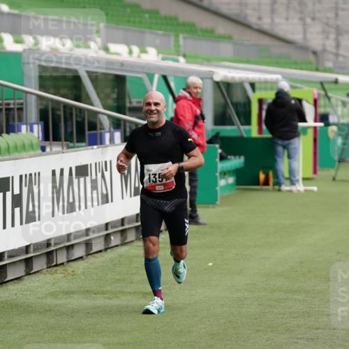 05.10.2025 - 20. swb-Marathon Bremen Michael Burmester http://msf.ph/oto/9323714 05.10.2025 12:08:28 Laufen im Stadion 1357, 1648 meine-sportfotos.de