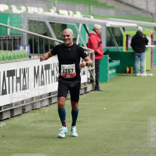 05.10.2025 - 20. swb-Marathon Bremen Michael Burmester http://msf.ph/oto/9323716 05.10.2025 12:08:29 Laufen im Stadion 1357, 1648 meine-sportfotos.de