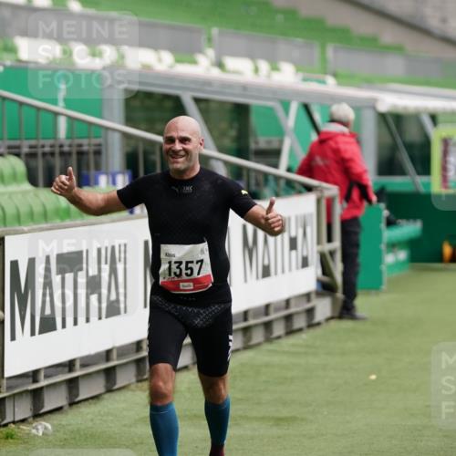 05.10.2025 - 20. swb-Marathon Bremen Michael Burmester http://msf.ph/oto/9323718 05.10.2025 12:08:29 Laufen im Stadion 1357, 1648 meine-sportfotos.de