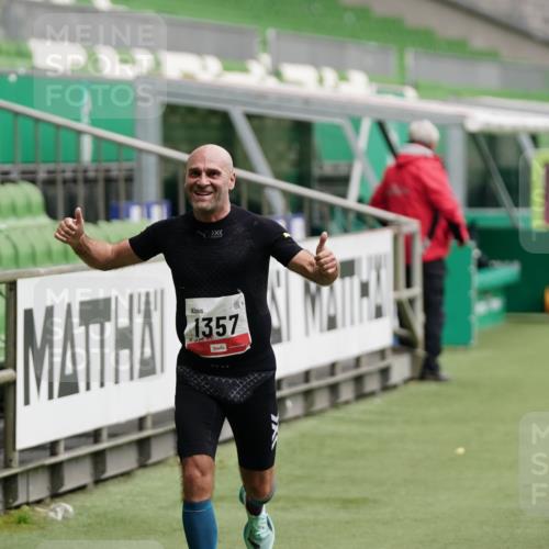 05.10.2025 - 20. swb-Marathon Bremen Michael Burmester http://msf.ph/oto/9323720 05.10.2025 12:08:29 Laufen im Stadion 1357, 1648 meine-sportfotos.de