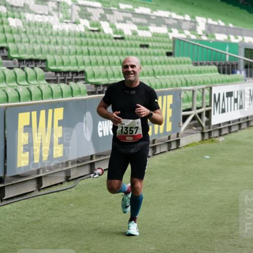 05.10.2025 - 20. swb-Marathon Bremen Michael Burmester http://msf.ph/oto/9323728 05.10.2025 12:08:32 Laufen im Stadion 1357, 1648 meine-sportfotos.de