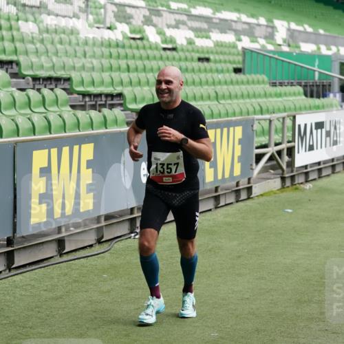 05.10.2025 - 20. swb-Marathon Bremen Michael Burmester http://msf.ph/oto/9323730 05.10.2025 12:08:32 Laufen im Stadion 1357, 1648 meine-sportfotos.de