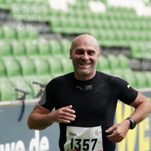 05.10.2025 - 20. swb-Marathon Bremen Michael Burmester http://msf.ph/oto/9323734 05.10.2025 12:08:33 Laufen im Stadion 1357, 1648 meine-sportfotos.de