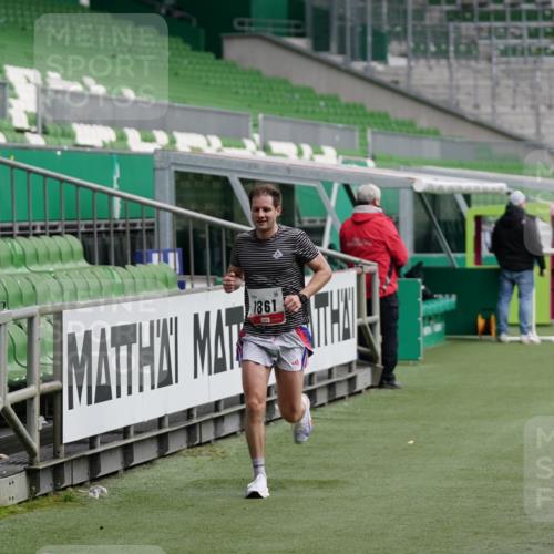 05.10.2025 - 20. swb-Marathon Bremen Michael Burmester http://msf.ph/oto/9323736 05.10.2025 12:08:46 Laufen im Stadion 1357, 1648, 1861 meine-sportfotos.de