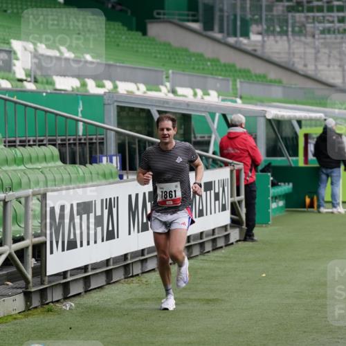 05.10.2025 - 20. swb-Marathon Bremen Michael Burmester http://msf.ph/oto/9323738 05.10.2025 12:08:46 Laufen im Stadion 1357, 1648, 1861 meine-sportfotos.de