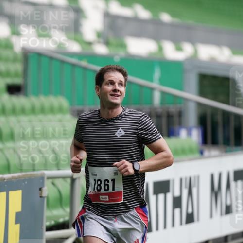 05.10.2025 - 20. swb-Marathon Bremen Michael Burmester http://msf.ph/oto/9323740 05.10.2025 12:08:48 Laufen im Stadion 1357, 1648, 1861 meine-sportfotos.de
