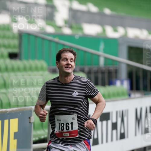 05.10.2025 - 20. swb-Marathon Bremen Michael Burmester http://msf.ph/oto/9323742 05.10.2025 12:08:48 Laufen im Stadion 1357, 1648, 1861 meine-sportfotos.de