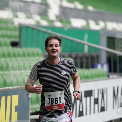 05.10.2025 - 20. swb-Marathon Bremen Michael Burmester http://msf.ph/oto/9323744 05.10.2025 12:08:48 Laufen im Stadion 1357, 1648, 1861 meine-sportfotos.de