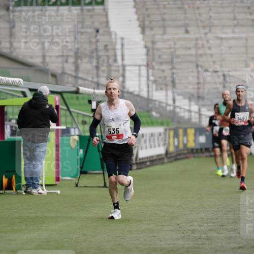 05.10.2025 - 20. swb-Marathon Bremen Michael Burmester http://msf.ph/oto/9323746 05.10.2025 12:09:15 Laufen im Stadion 535, 1357, 1493, 1861, 1648 meine-sportfotos.de