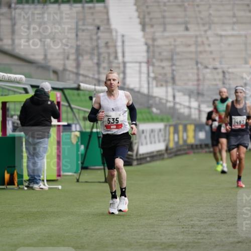 05.10.2025 - 20. swb-Marathon Bremen Michael Burmester http://msf.ph/oto/9323748 05.10.2025 12:09:15 Laufen im Stadion 535, 1357, 1493, 1861, 1648 meine-sportfotos.de