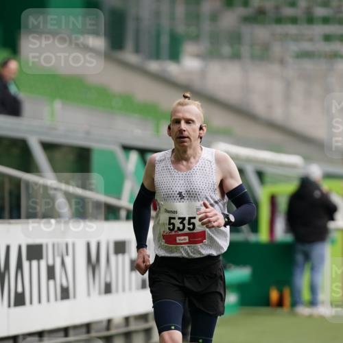 05.10.2025 - 20. swb-Marathon Bremen Michael Burmester http://msf.ph/oto/9323750 05.10.2025 12:09:20 Laufen im Stadion 535, 1083, 1493, 1730, 1861, 1357, 1648 meine-sportfotos.de