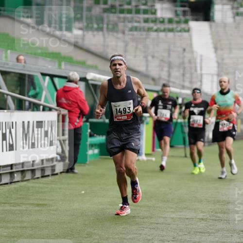 05.10.2025 - 20. swb-Marathon Bremen Michael Burmester http://msf.ph/oto/9323754 05.10.2025 12:09:24 Laufen im Stadion 535, 784, 1083, 1493, 1730, 1861, 1357, 1648 meine-sportfotos.de