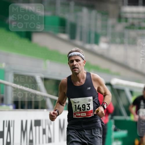 05.10.2025 - 20. swb-Marathon Bremen Michael Burmester http://msf.ph/oto/9323756 05.10.2025 12:09:25 Laufen im Stadion 535, 784, 1083, 1493, 1730, 1861, 1357, 1648 meine-sportfotos.de