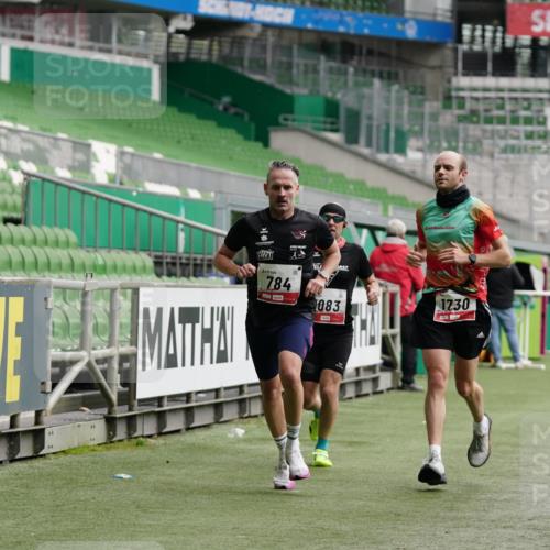 05.10.2025 - 20. swb-Marathon Bremen Michael Burmester http://msf.ph/oto/9323766 05.10.2025 12:09:29 Laufen im Stadion 535, 784, 1083, 1493, 1730, 1861, 1357 meine-sportfotos.de
