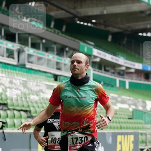 05.10.2025 - 20. swb-Marathon Bremen Michael Burmester http://msf.ph/oto/9323778 05.10.2025 12:09:33 Laufen im Stadion 535, 784, 1083, 1493, 1730, 1861, 1357 meine-sportfotos.de