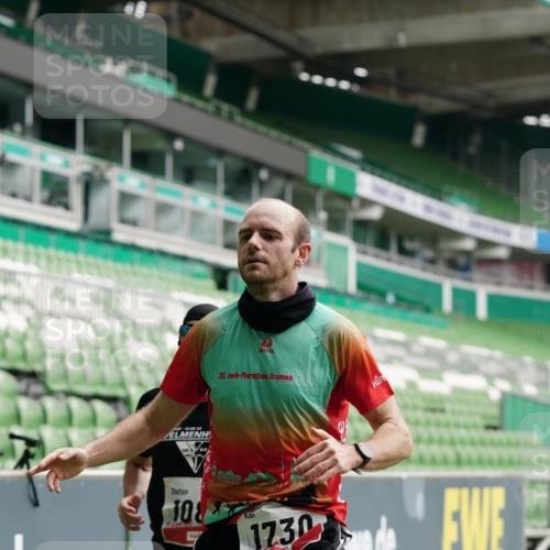 05.10.2025 - 20. swb-Marathon Bremen Michael Burmester http://msf.ph/oto/9323780 05.10.2025 12:09:33 Laufen im Stadion 535, 784, 1083, 1493, 1730, 1861, 1357 meine-sportfotos.de