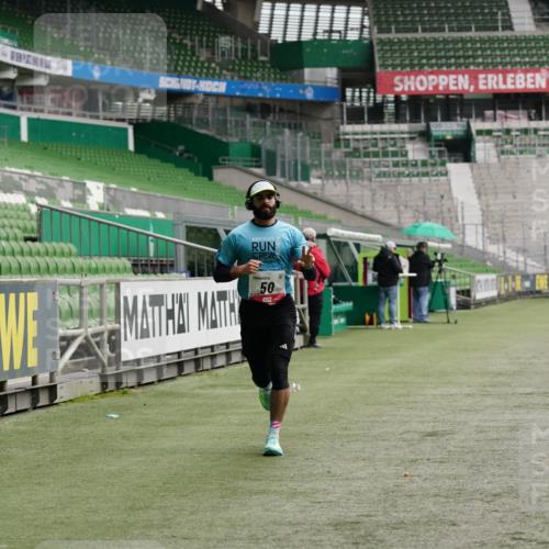 05.10.2025 - 20. swb-Marathon Bremen Michael Burmester http://msf.ph/oto/9323784 05.10.2025 12:10:04 Laufen im Stadion 50, 535, 784, 1083, 1493, 1730 meine-sportfotos.de