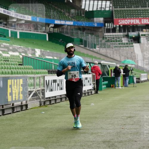 05.10.2025 - 20. swb-Marathon Bremen Michael Burmester http://msf.ph/oto/9323786 05.10.2025 12:10:04 Laufen im Stadion 50, 535, 784, 1083, 1493, 1730 meine-sportfotos.de