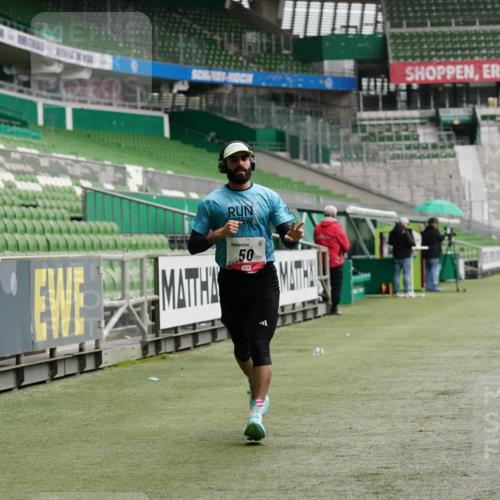 05.10.2025 - 20. swb-Marathon Bremen Michael Burmester http://msf.ph/oto/9323788 05.10.2025 12:10:05 Laufen im Stadion 50, 535, 784, 1083, 1493, 1730 meine-sportfotos.de