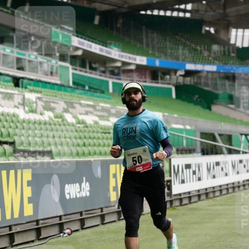 05.10.2025 - 20. swb-Marathon Bremen Michael Burmester http://msf.ph/oto/9323790 05.10.2025 12:10:06 Laufen im Stadion 50, 535, 784, 1083, 1493, 1730 meine-sportfotos.de