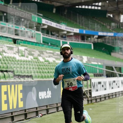 05.10.2025 - 20. swb-Marathon Bremen Michael Burmester http://msf.ph/oto/9323792 05.10.2025 12:10:06 Laufen im Stadion 50, 535, 784, 1083, 1493, 1730 meine-sportfotos.de