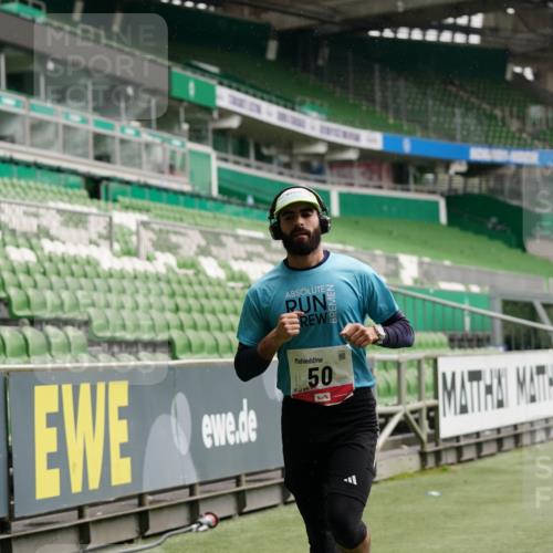 05.10.2025 - 20. swb-Marathon Bremen Michael Burmester http://msf.ph/oto/9323794 05.10.2025 12:10:06 Laufen im Stadion 50, 535, 784, 1083, 1493, 1730 meine-sportfotos.de