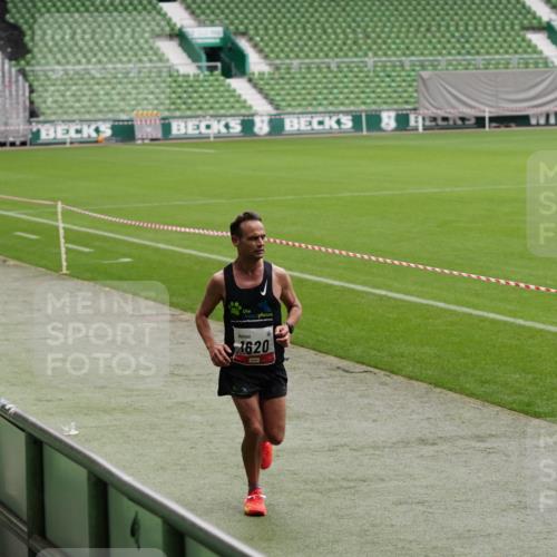 05.10.2025 - 20. swb-Marathon Bremen Michael Burmester http://msf.ph/oto/9323796 05.10.2025 12:10:39 Laufen im Stadion 50, 1620, 784, 1083 meine-sportfotos.de