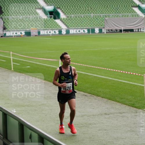 05.10.2025 - 20. swb-Marathon Bremen Michael Burmester http://msf.ph/oto/9323798 05.10.2025 12:10:39 Laufen im Stadion 50, 1620, 784, 1083 meine-sportfotos.de