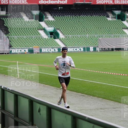 05.10.2025 - 20. swb-Marathon Bremen Michael Burmester http://msf.ph/oto/9323802 05.10.2025 12:11:28 Laufen im Stadion 1, 1620 meine-sportfotos.de