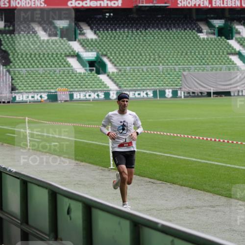 05.10.2025 - 20. swb-Marathon Bremen Michael Burmester http://msf.ph/oto/9323804 05.10.2025 12:11:28 Laufen im Stadion 1, 1620 meine-sportfotos.de