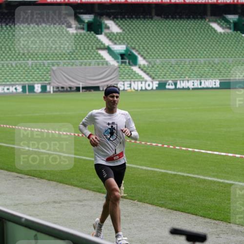 05.10.2025 - 20. swb-Marathon Bremen Michael Burmester http://msf.ph/oto/9323806 05.10.2025 12:11:29 Laufen im Stadion 1, 1620 meine-sportfotos.de