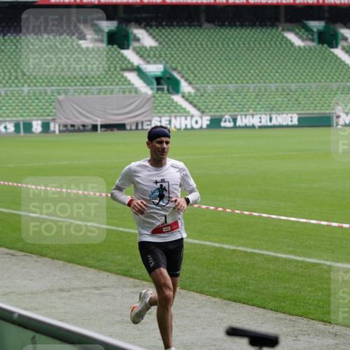 05.10.2025 - 20. swb-Marathon Bremen Michael Burmester http://msf.ph/oto/9323808 05.10.2025 12:11:29 Laufen im Stadion 1, 1620 meine-sportfotos.de