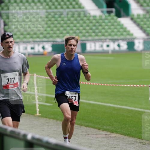 05.10.2025 - 20. swb-Marathon Bremen Michael Burmester http://msf.ph/oto/9323810 05.10.2025 12:12:08 Laufen im Stadion 1, 717, 2053 meine-sportfotos.de