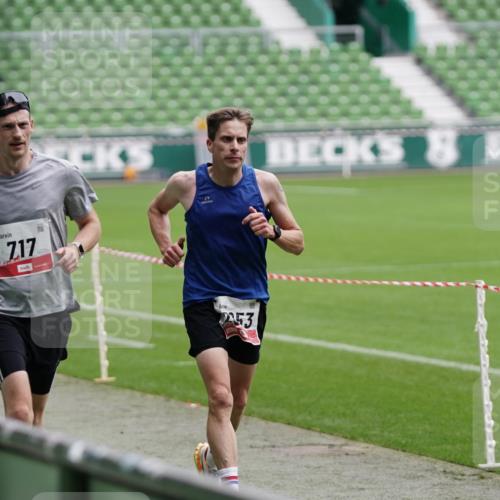 05.10.2025 - 20. swb-Marathon Bremen Michael Burmester http://msf.ph/oto/9323812 05.10.2025 12:12:08 Laufen im Stadion 1, 717, 2053 meine-sportfotos.de