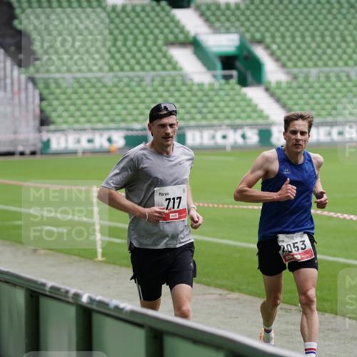 05.10.2025 - 20. swb-Marathon Bremen Michael Burmester http://msf.ph/oto/9323814 05.10.2025 12:12:09 Laufen im Stadion 1, 717, 2053 meine-sportfotos.de