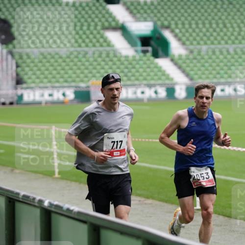 05.10.2025 - 20. swb-Marathon Bremen Michael Burmester http://msf.ph/oto/9323816 05.10.2025 12:12:09 Laufen im Stadion 1, 717, 2053 meine-sportfotos.de