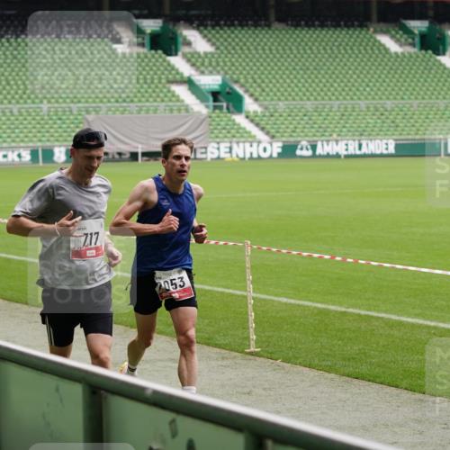 05.10.2025 - 20. swb-Marathon Bremen Michael Burmester http://msf.ph/oto/9323818 05.10.2025 12:12:10 Laufen im Stadion 1, 717, 2053 meine-sportfotos.de