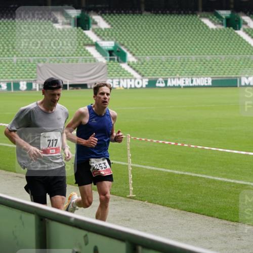 05.10.2025 - 20. swb-Marathon Bremen Michael Burmester http://msf.ph/oto/9323820 05.10.2025 12:12:10 Laufen im Stadion 1, 717, 2053 meine-sportfotos.de