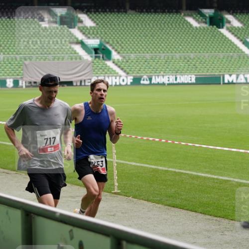 05.10.2025 - 20. swb-Marathon Bremen Michael Burmester http://msf.ph/oto/9323822 05.10.2025 12:12:10 Laufen im Stadion 1, 717, 2053 meine-sportfotos.de