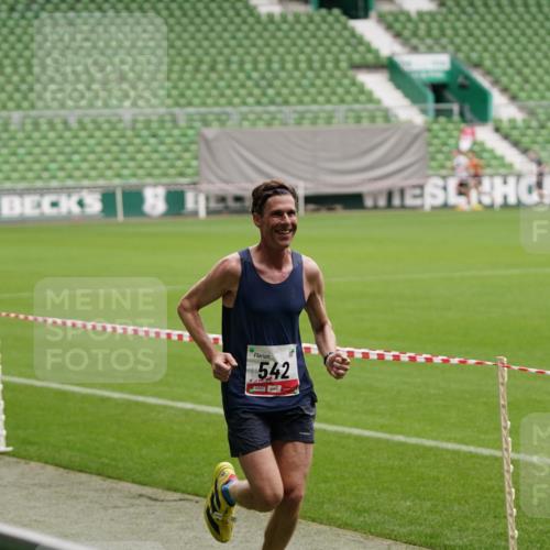 05.10.2025 - 20. swb-Marathon Bremen Michael Burmester http://msf.ph/oto/9323824 05.10.2025 12:12:21 Laufen im Stadion 1, 542, 717, 2053, 1 meine-sportfotos.de