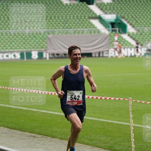 05.10.2025 - 20. swb-Marathon Bremen Michael Burmester http://msf.ph/oto/9323826 05.10.2025 12:12:21 Laufen im Stadion 1, 542, 717, 2053, 1 meine-sportfotos.de