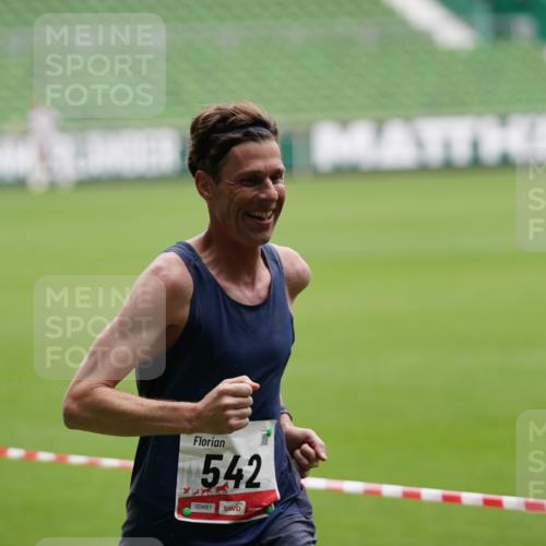 05.10.2025 - 20. swb-Marathon Bremen Michael Burmester http://msf.ph/oto/9323828 05.10.2025 12:12:22 Laufen im Stadion 542, 717, 2053, 1 meine-sportfotos.de