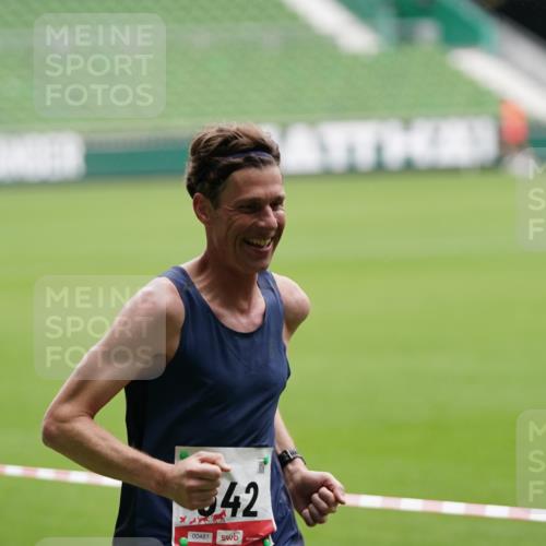 05.10.2025 - 20. swb-Marathon Bremen Michael Burmester http://msf.ph/oto/9323830 05.10.2025 12:12:22 Laufen im Stadion 542, 717, 2053, 1 meine-sportfotos.de
