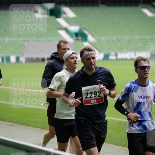 05.10.2025 - 20. swb-Marathon Bremen Michael Burmester http://msf.ph/oto/9323852 05.10.2025 12:12:58 Laufen im Stadion 529, 542, 600, 717, 1113, 1437, 1509, 1771, 1948, 2053, 2116, 2159, 2292 meine-sportfotos.de