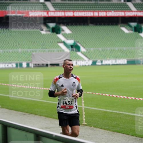 05.10.2025 - 20. swb-Marathon Bremen Michael Burmester http://msf.ph/oto/9323862 05.10.2025 12:13:00 Laufen im Stadion 529, 542, 600, 717, 1113, 1437, 1509, 1771, 1948, 2053, 2116, 2159, 2292, 717 meine-sportfotos.de